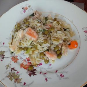 Arroz de frango com ervilhas e cenoura