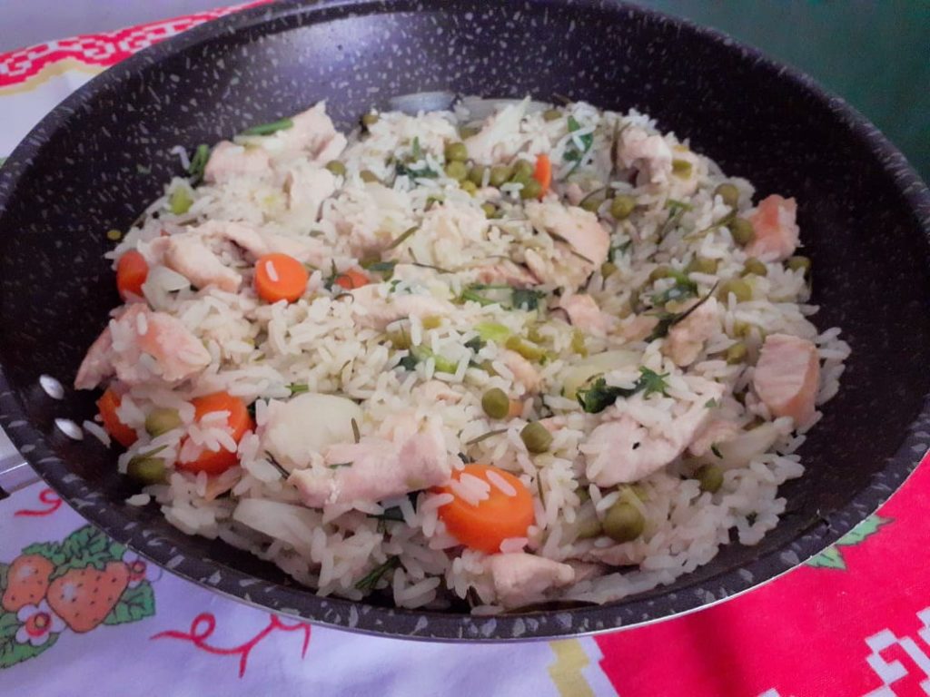 arroz de frango com ervilhas e cenoura