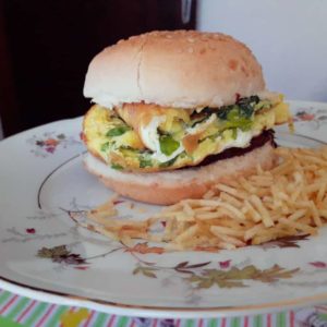 Hambúrguer de omelete. Saboroso lanche