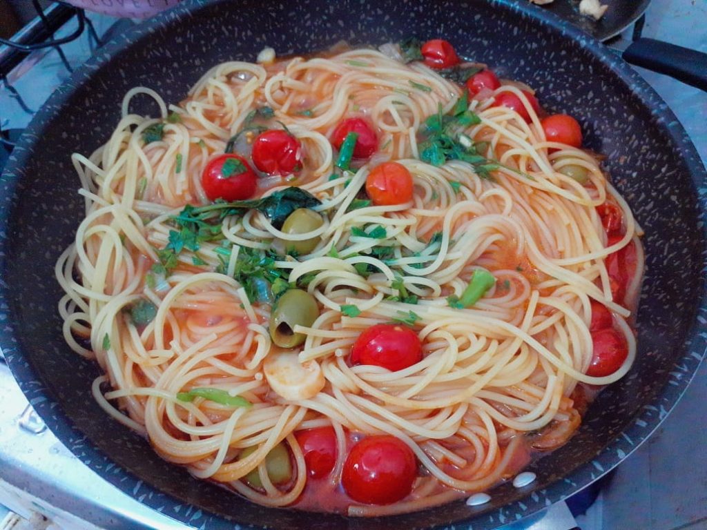 espaguete com tomate cereja e manjericão
