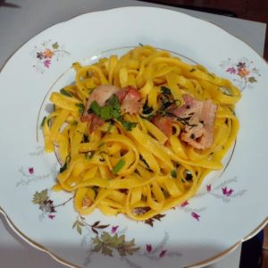 Talharim ao alho e óleo com bacon