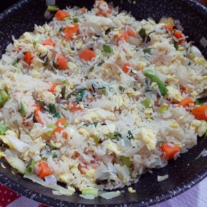 Como fazer yakimeshi? Veja aqui passo a passo