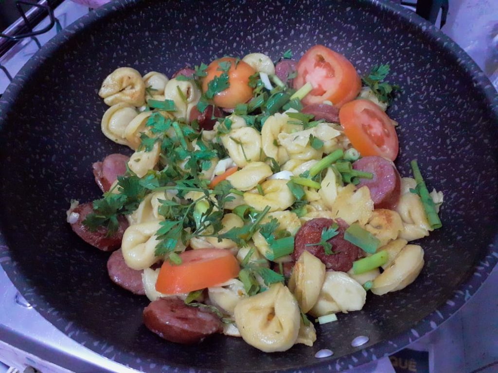 capeletti com linguiça e tomate