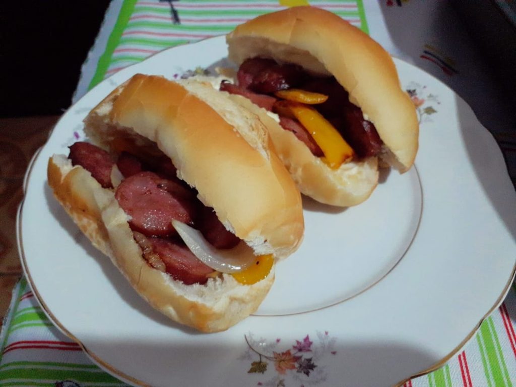 Lanche de linguiça com pimentão