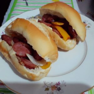 Lanche de linguiça com pimentão