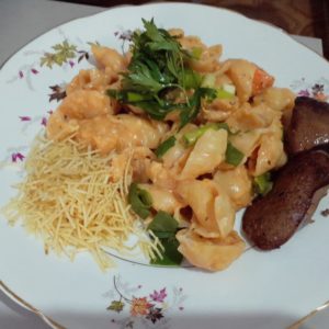 Macarrão com molho de estrogonofe de frango