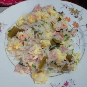 Arroz com ovo e presunto. Veja como preparar