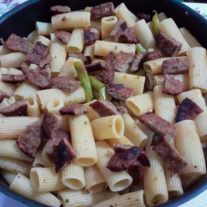 Macarrão com hamburguer