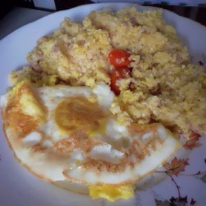 Cuscuz com ovo frito