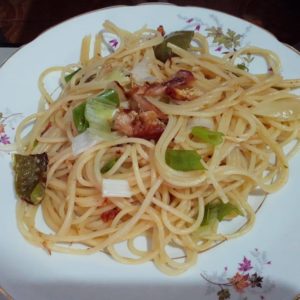 Espaguete com frango desfiado