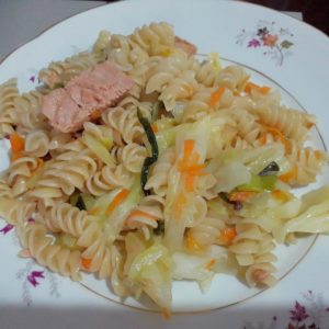 Macarrão alho e óleo com atum