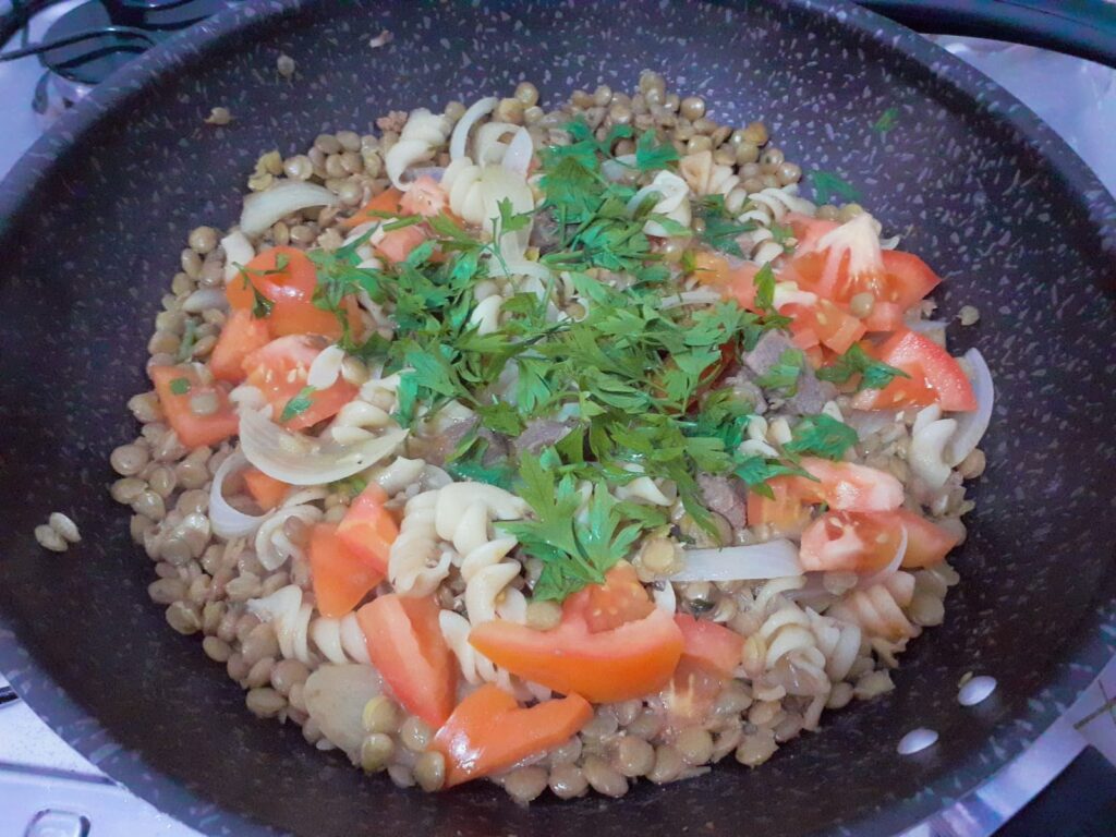 Como fazer arroz com lentilha e cebola