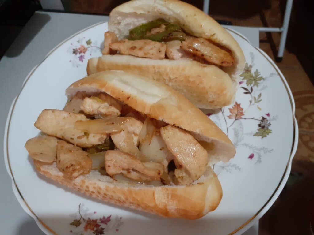 Sanduiche de frango com pão francês