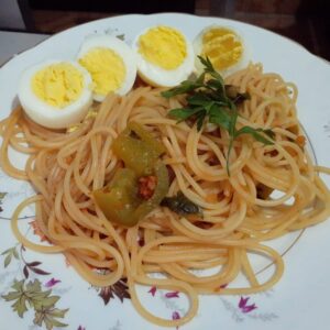 Espaguete com ovo cozido