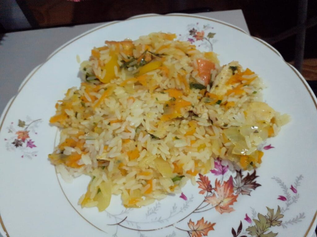 arroz com frango e legumes