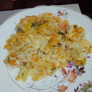 Arroz com frango e legumes