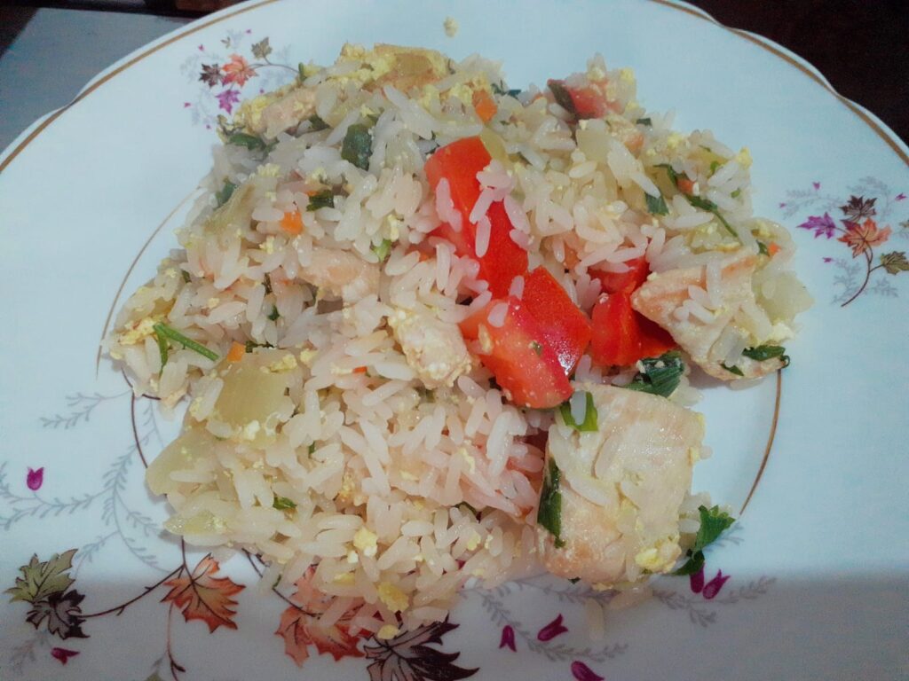 arroz com frango e ovo