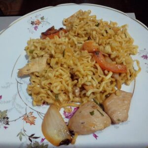 Receita com macarrão instantâneo