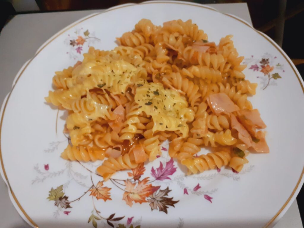 Macarrão com presunto e queijo