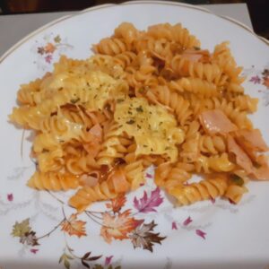 Macarrão com presunto e queijo